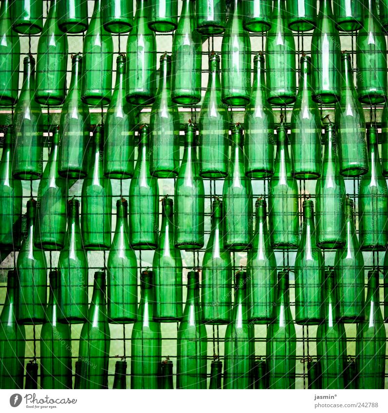 Bottle Party! Flasche Design Glas grün Farbfoto Menschenleer sehr viele Glaswand durchleuchtet Glasflasche