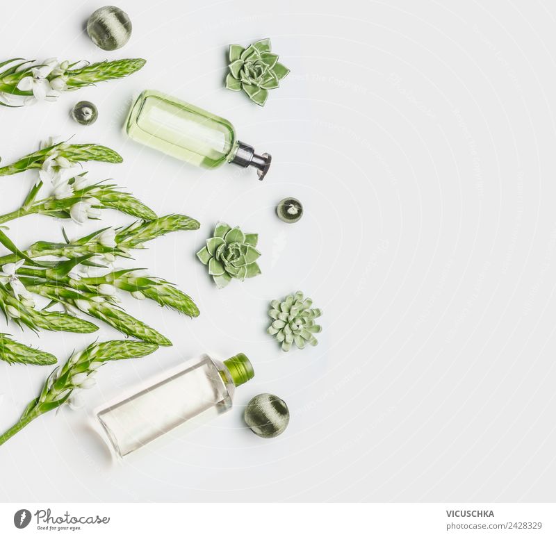 Grüne Naturkosmetik in Flaschen Stil Design schön Körperpflege Haut Kosmetik Gesundheit Wellness Spa Pflanze Blume grün weiß Hintergrundbild Bioprodukte