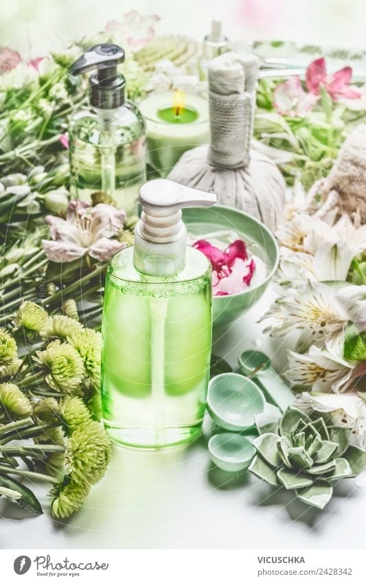Grüne Kosmetik Flasche mit Blumen und Spa Zubehör Stil Design schön Körperpflege Creme Gesundheit Gesundheitswesen Behandlung Wellness Massage Natur Pflanze