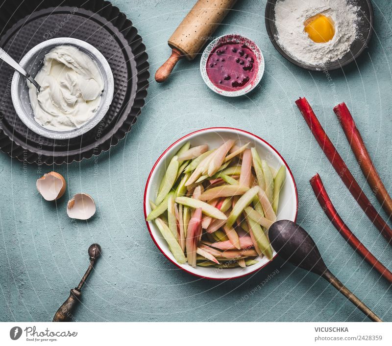 Geschnittener Rhabarber in der Schüssel auf Küchentisch Gemüse Frucht Kuchen Ernährung Bioprodukte Vegetarische Ernährung Geschirr Stil Design Gesundheit