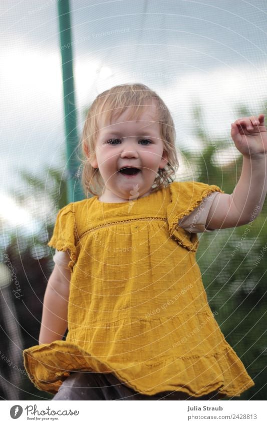 Mädchen Kleinkind tanzen Kleid Sträucher blond Bewegung springen Tanzen toben klein lustig gelb schwarz Stimmung Lebensfreude Farbfoto Außenaufnahme Tag