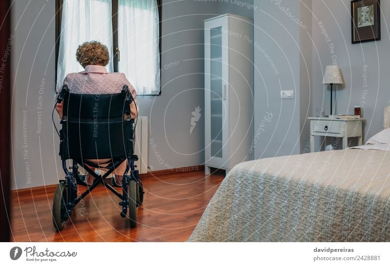 Seniorin im Rollstuhl allein im Zimmer Lifestyle Gesundheitswesen Krankheit Medikament Erholung Krankenhaus Ruhestand Mensch Frau Erwachsene alt sitzen