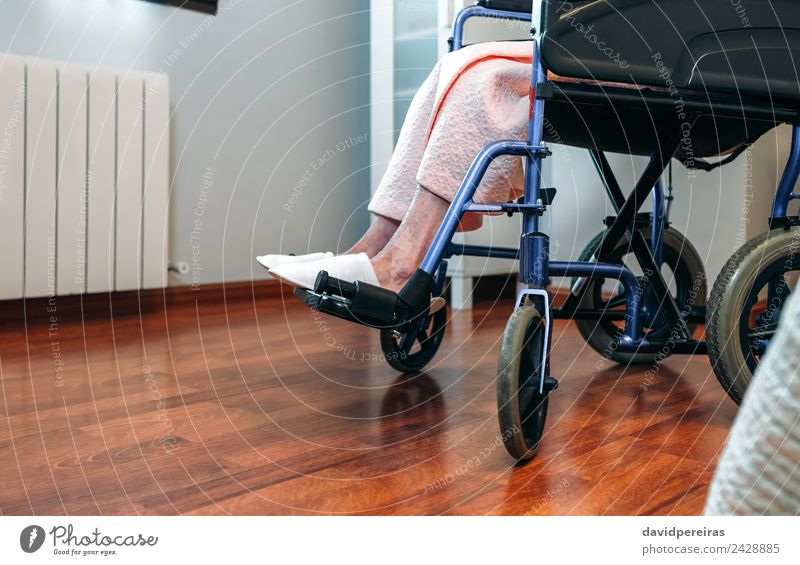 Ältere Frau im Rollstuhl allein Gesundheitswesen Krankheit Medikament Erholung Krankenhaus Ruhestand Mensch Erwachsene Fuß Hausschuhe alt sitzen Traurigkeit