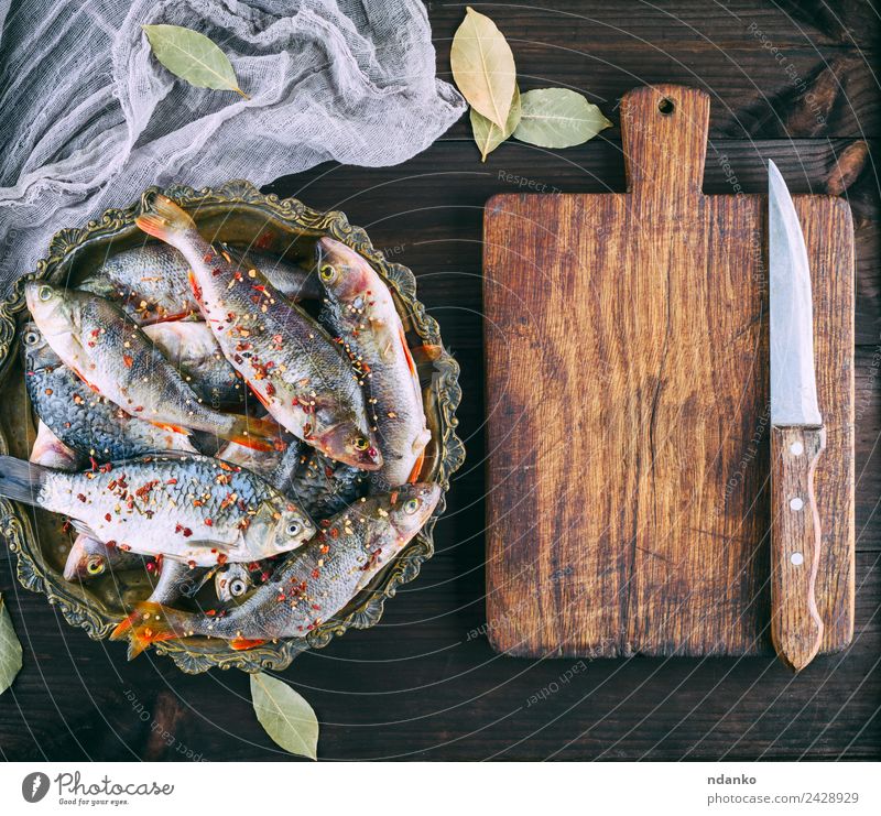 Flussfischbarsch und Karausche Fisch Meeresfrüchte Kräuter & Gewürze Ernährung Abendessen Diät Teller Messer Tisch Tier Holz dunkel frisch oben retro braun