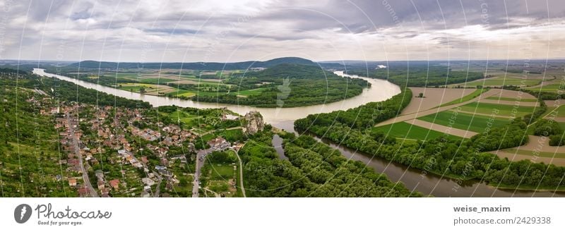 Panoramaluftbild der alten Festung. Ruinen der Burg Devin Ferien & Urlaub & Reisen Tourismus Sommer Natur Landschaft Erde Wolken Felsen Fluss Dorf