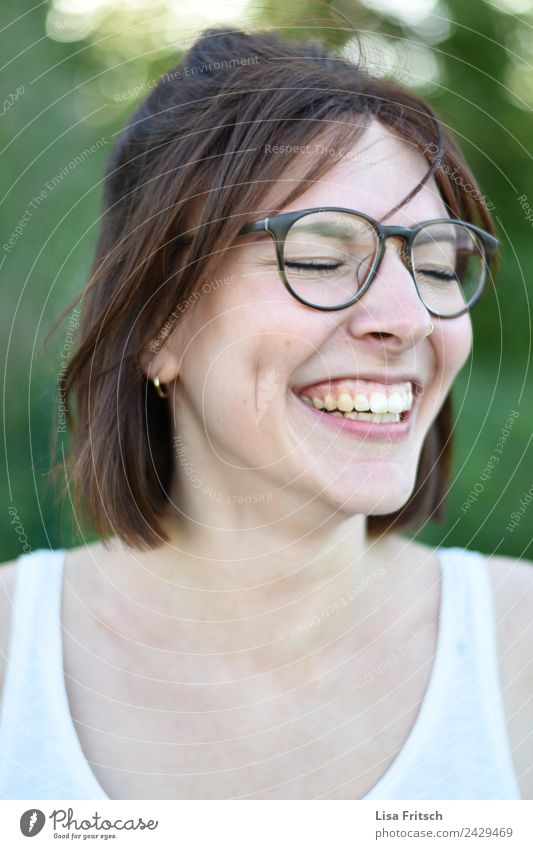 happy Lifestyle schön Gesundheit feminin Junge Frau Jugendliche 1 Mensch 18-30 Jahre Erwachsene Ohrringe Brille brünett kurzhaarig genießen lachen ästhetisch
