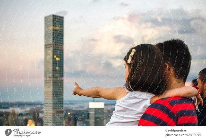 Unbekannter Mann mit kleinem Mädchen vor der Skyline von Manhattan, New York City Ferien & Urlaub & Reisen Tourismus Sightseeing Frau Erwachsene Finger Erde