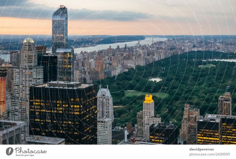 Luftaufnahme des Central Park bei Einbruch der Dunkelheit in Manhattan, New York City Erholung Ferien & Urlaub & Reisen Tourismus Sightseeing Sommer Landschaft