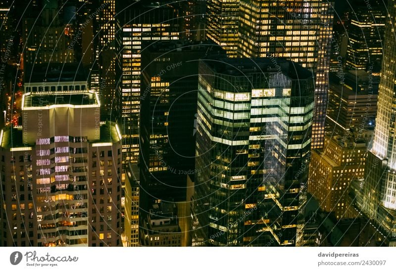Wolkenkratzer-Fenster, die bei Nacht in Manhattan beleuchtet werden. Design Tapete Arbeitsplatz Büro Business Stadtzentrum Skyline Hochhaus Gebäude Architektur