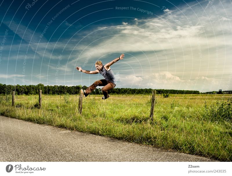 schäfchen Lifestyle elegant Stil Mensch maskulin 1 18-30 Jahre Jugendliche Erwachsene Umwelt Natur Landschaft Himmel Sonnenlicht T-Shirt blond fliegen laufen