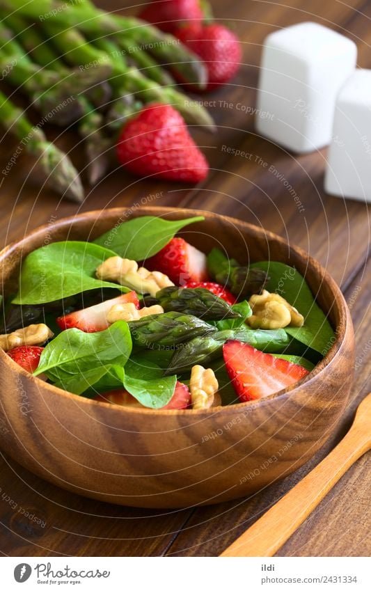 Erdbeer-Spargelspinat und Walnuss-Salat Gemüse Frucht frisch Lebensmittel Salatbeilage Erdbeeren Spinat Beeren roh Walnussholz Nut Erdöl Gesundheit