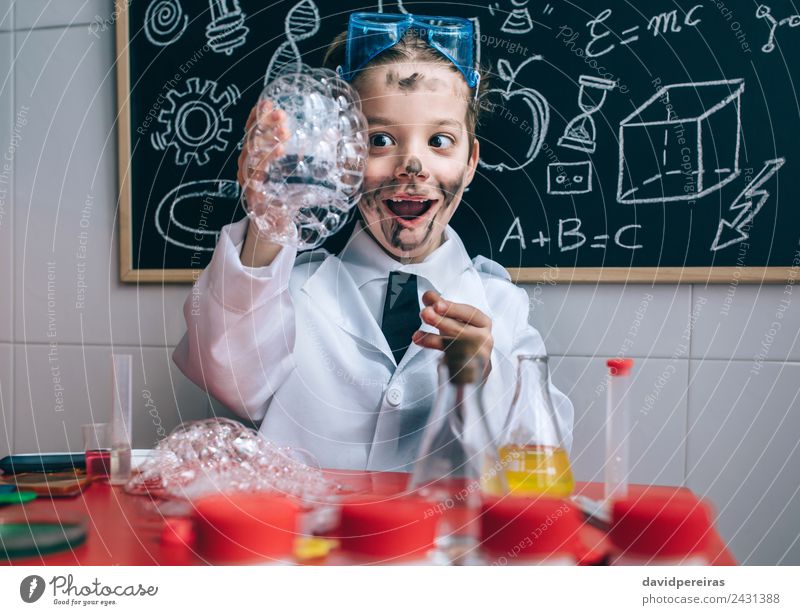 Fröhliches verstecktes Halteglas mit Seifenschaumstoff Glück Gesicht Spielen Wohnung Tisch Wissenschaften Kind Schule Klassenraum Tafel Labor Mensch Junge