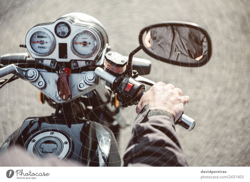 Senior Mann Handsteuerung Motorrad auf der Straße Ferien & Urlaub & Reisen Ausflug Abenteuer Spiegel Mensch Erwachsene Verkehr Fahrzeug Metall alt authentisch