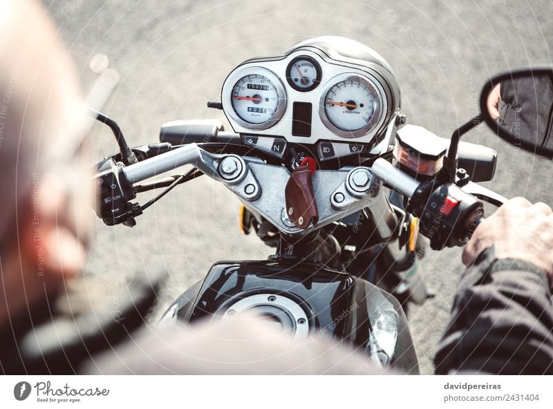 Senior Mann steuert Motorrad auf der Straße Ferien & Urlaub & Reisen Ausflug Abenteuer Spiegel Mensch Erwachsene Hand Verkehr Fahrzeug Metall alt authentisch