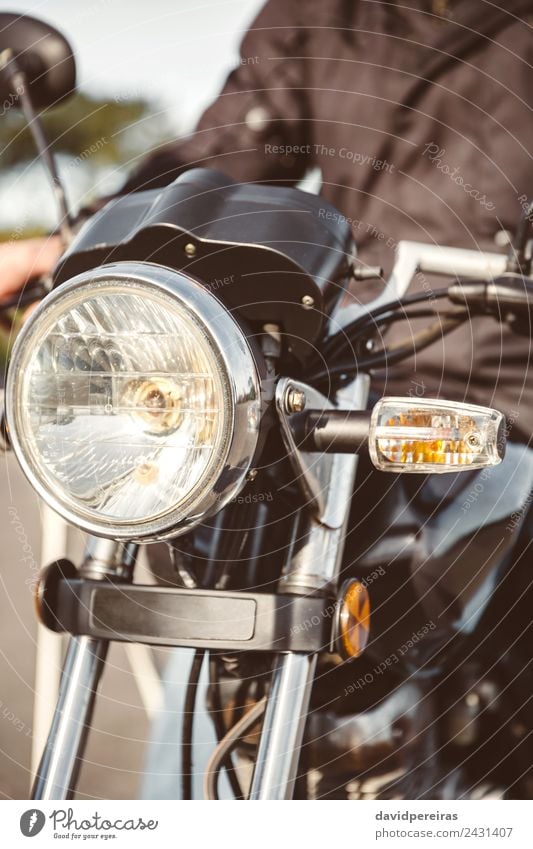Motorradscheinwerfer mit Seniorenlenkung Lifestyle Ferien & Urlaub & Reisen Ausflug Abenteuer Spiegel Mensch Mann Erwachsene Hand Verkehr Straße Fahrzeug
