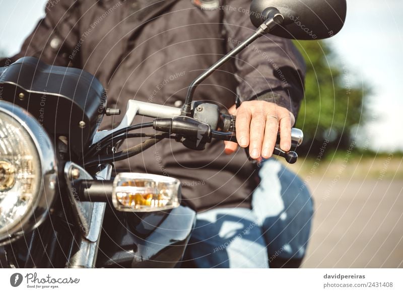 Senior Mann steuert Motorrad auf der Straße Lifestyle Ferien & Urlaub & Reisen Ausflug Abenteuer Spiegel Mensch Erwachsene Paar Hand Verkehr Fahrzeug Jeanshose