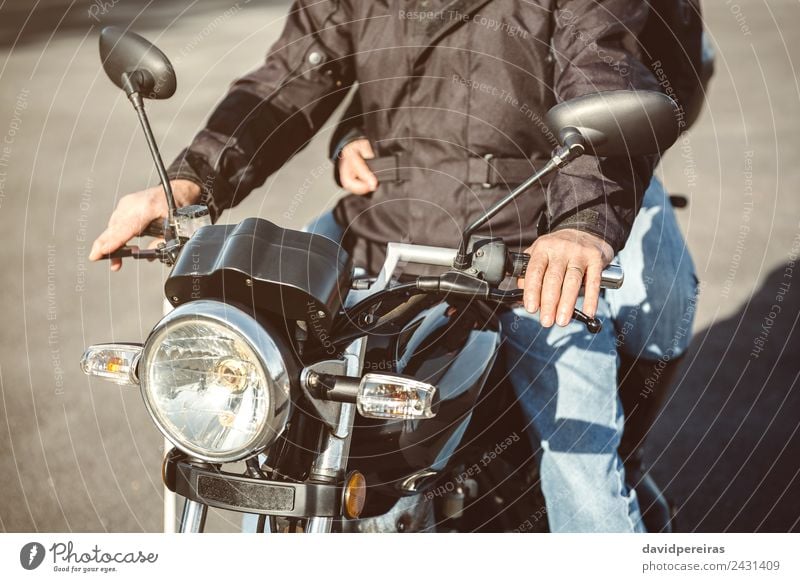 Senior Mann steuert Motorrad auf der Straße Lifestyle Ferien & Urlaub & Reisen Ausflug Abenteuer Spiegel Mensch Erwachsene Paar Hand Verkehr Fahrzeug Jeanshose