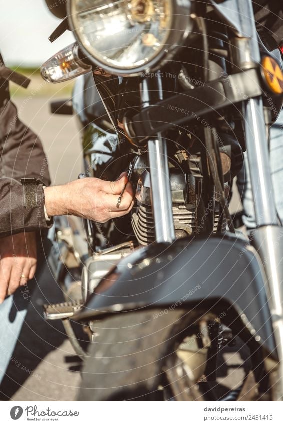 Senior Mann bei der Reparatur eines beschädigten Motorradmotors Lifestyle Ferien & Urlaub & Reisen Ausflug Abenteuer Mensch Erwachsene Hand Verkehr Straße