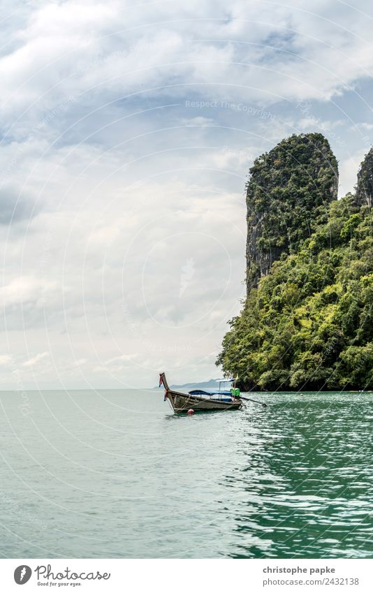 Longtail Boot vor Felsen in Thailand ruhig Ferien & Urlaub & Reisen Tourismus Ausflug Abenteuer Ferne Sommer Sommerurlaub Meer Insel Wellen Umwelt Natur