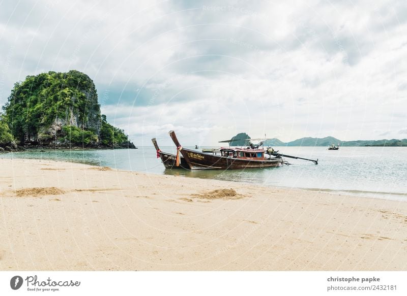 Longtail Boote liegen an Strand einer Insel in Thailand Ferien & Urlaub & Reisen Ferne Sommer Sommerurlaub Meer Landschaft Wolken Wärme Urwald Küste authentisch