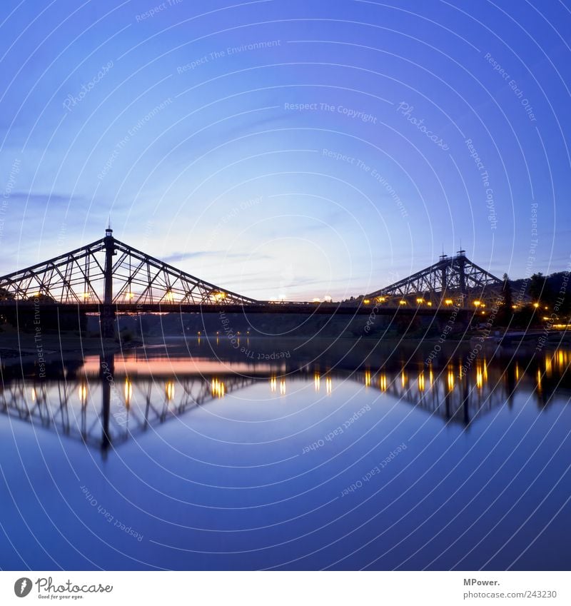 blaues Wunder ruhig Lampe Wasser Himmel Flussufer Brücke Symmetrie Elbe Umrisslinie Abenddämmerung Dresden Sachsen Weltkulturerbe Überqueren Quadrat
