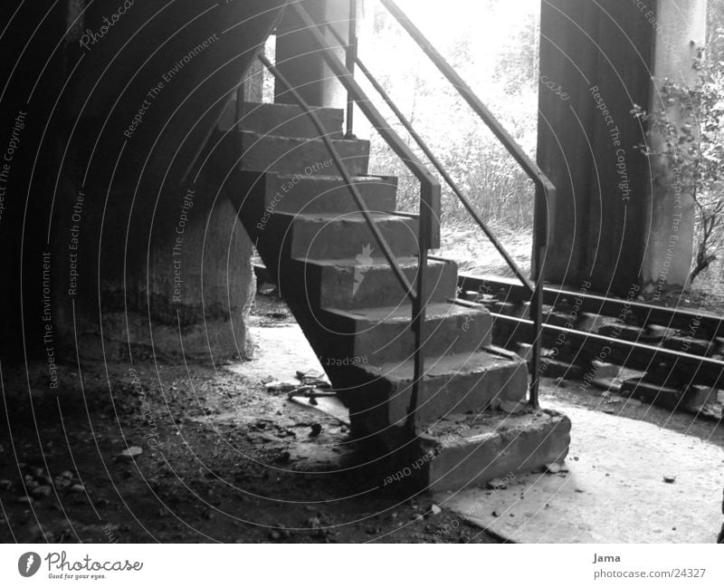 ausgedient Nostalgie Ruine Beton Gleise Zeche Architektur Treppe Industriefotografie Schwarzweißfoto