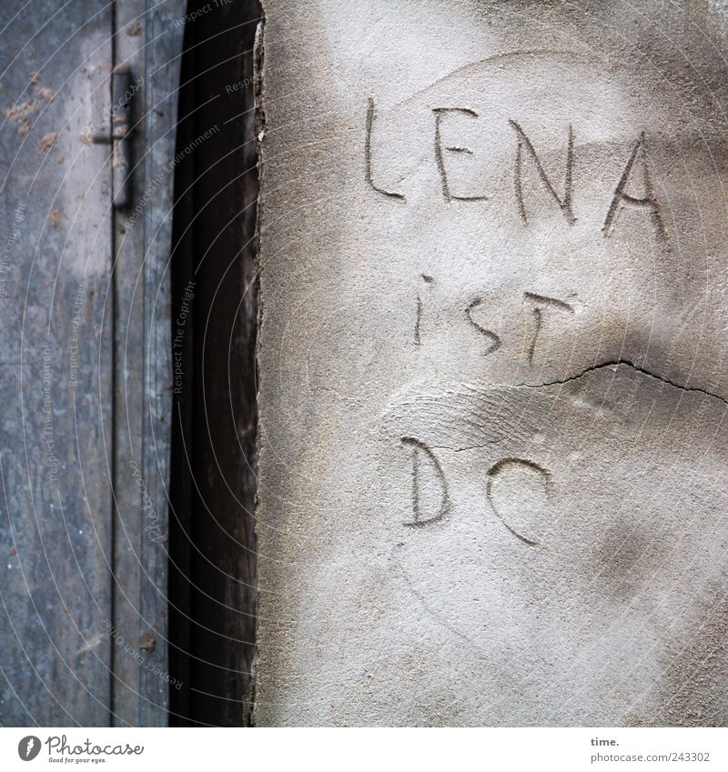 Unfinished Mauer Wand Tür Putz Putzfassade Scharnier Schriftzeichen alt grau Aufschrift Buchstaben Lena Fuge Spalte Furche gebraucht Zuschreibung Text Mörtel