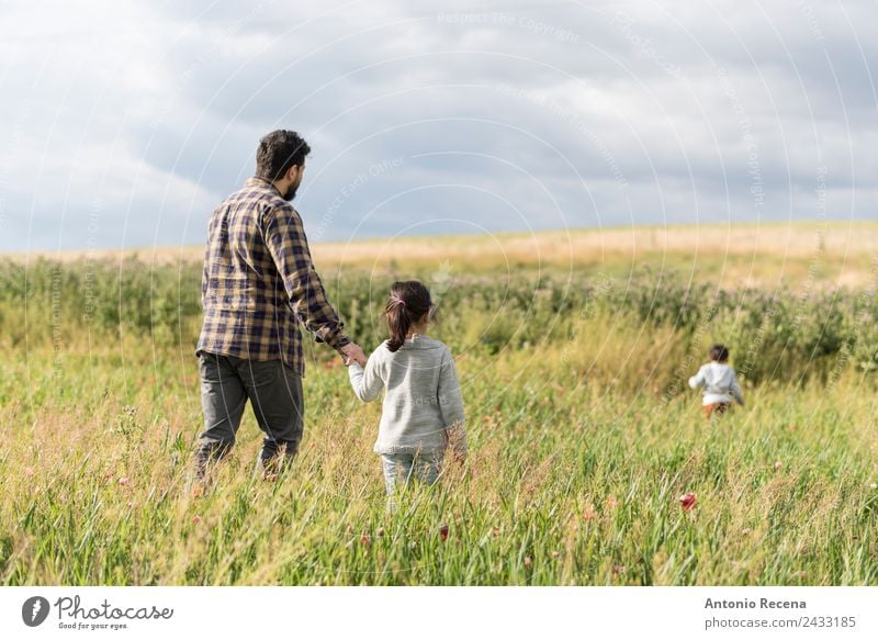 Wandern im Frühling Spielen Kind Baby Kleinkind Mädchen Junge Mann Erwachsene Eltern Vater Familie & Verwandtschaft Kindheit 3 Mensch 1-3 Jahre 3-8 Jahre