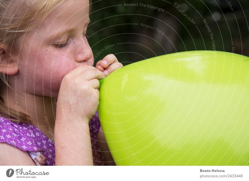 Sommersprossiges kleines Mädchen bläst riesigen grünen Luftballon auf Freizeit & Hobby Spielen Abenteuer Wissenschaften Kind Zirkus Show Dekoration & Verzierung