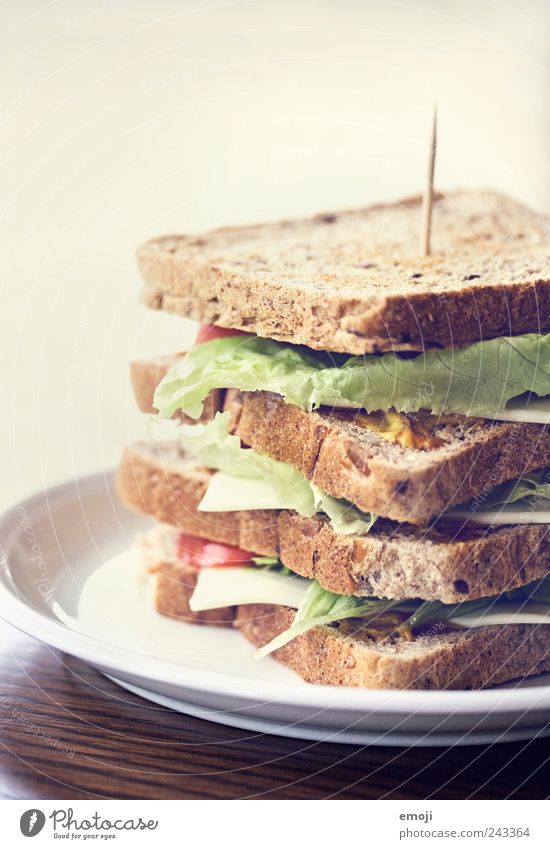 Clubsandwich Käse Salat Salatbeilage Getreide Brot Ernährung Mittagessen Picknick Vegetarische Ernährung Fingerfood Teller lecker groß Belegtes Brot Toastbrot