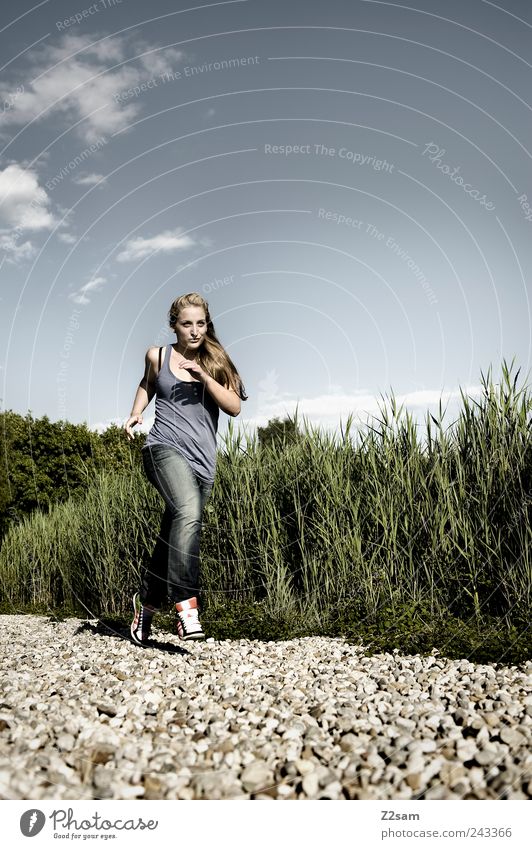 lena rennt! Lifestyle Stil Sport Joggen Junge Frau Jugendliche 1 Mensch 18-30 Jahre Erwachsene Umwelt Natur Landschaft Himmel Sommer Pflanze Seeufer T-Shirt