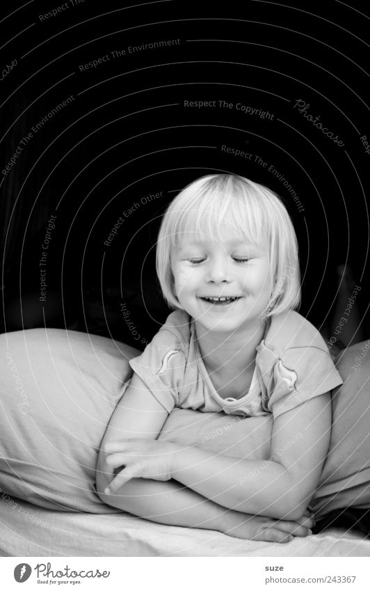 Smile Freude Gesicht Kind Mensch Kleinkind Mädchen 1 3-8 Jahre Kindheit blond Lächeln lachen liegen Kissen klein niedlich Schwarzweißfoto Außenaufnahme