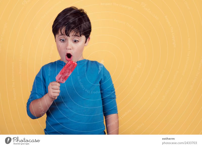 Junge mit Erdbeereiscreme Lebensmittel Speiseeis Ernährung Essen Lifestyle Freude Mensch maskulin Kind Kleinkind Kindheit 1 8-13 Jahre beobachten Bewegung