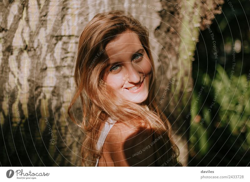 Nahaufnahme des Porträts eines glücklichen blonden Mädchens Glück schön Gesicht Ausflug Abenteuer Mensch Junge Frau Jugendliche Erwachsene 1 18-30 Jahre Baum