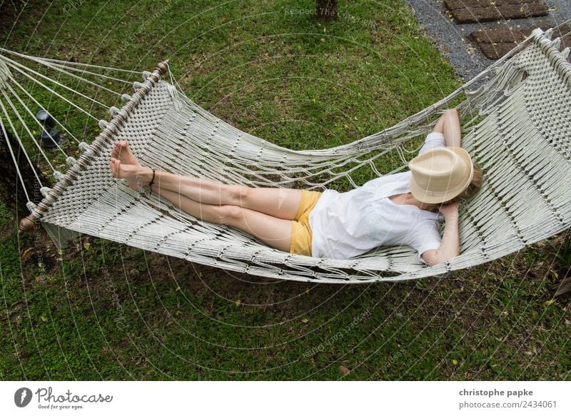 Zu heiß harmonisch Wohlgefühl Zufriedenheit Sinnesorgane Erholung ruhig Tourismus Sommerurlaub Junge Frau Jugendliche 1 Mensch liegen schlafen Hängematte Hut