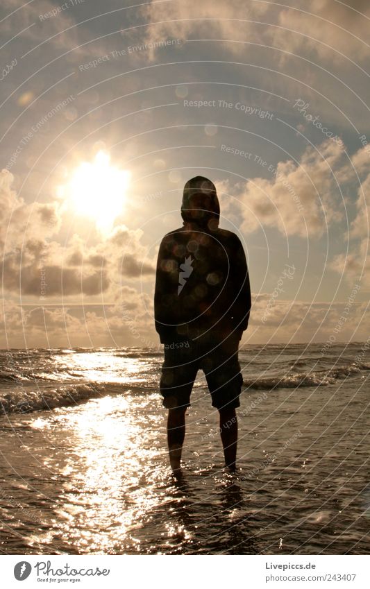 Ringo maskulin Mann Erwachsene Landschaft Wasser Wolken Horizont Sonne Sonnenaufgang Sonnenuntergang Küste Nordsee blau gelb grau schwarz Farbfoto Außenaufnahme