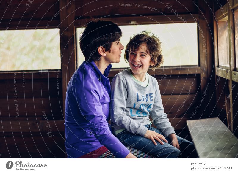 Mutter mit ihrer siebenjährigen Tochter lachend in einer Hütte auf dem Land Lifestyle Freude Kind feminin Mädchen Frau Erwachsene Eltern