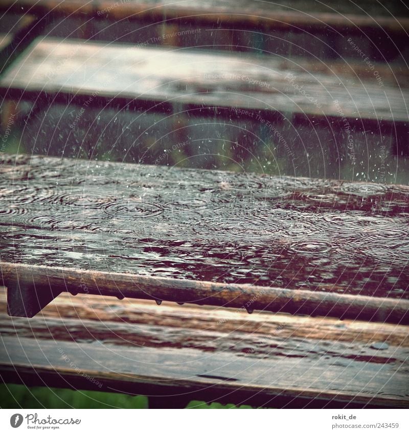 Summerfeeling Tisch Holz fallen nass Endzeitstimmung Ferien & Urlaub & Reisen Biergarten Regenwasser Wassertropfen tropfend ungemütlich Wetter trist Windung