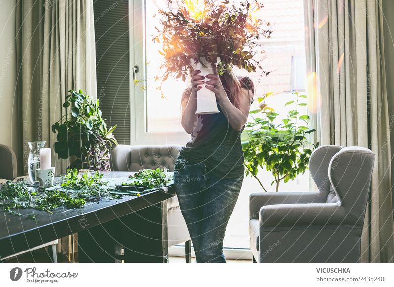 Frau hält Vase mit Blumen Lifestyle Stil Design Freizeit & Hobby Sommer Häusliches Leben Wohnung Traumhaus Mensch Erwachsene Körper Natur Pflanze