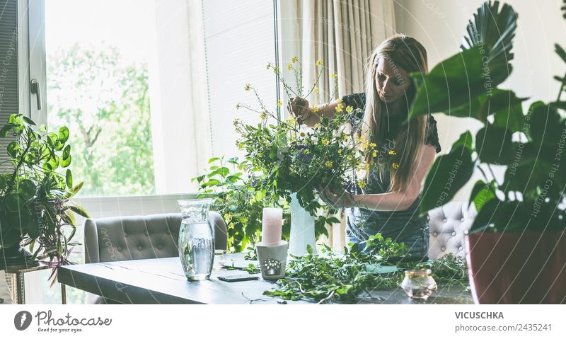 Frau macht Wildblumenstrauß in Vase auf dem Tisch Lifestyle Stil Design Freizeit & Hobby Sommer Häusliches Leben Wohnung Haus Traumhaus Garten Raum Wohnzimmer