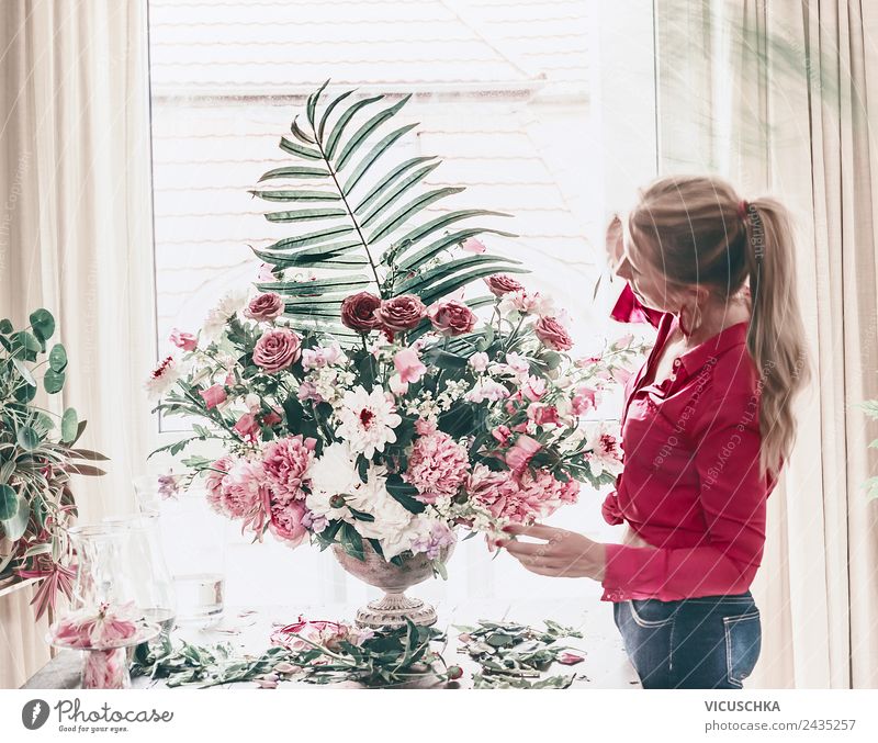 Florist Frau arrangiert festliche Blumenstrauß Lifestyle Stil schön Leben Dekoration & Verzierung Party Veranstaltung Feste & Feiern Mensch Erwachsene Pflanze