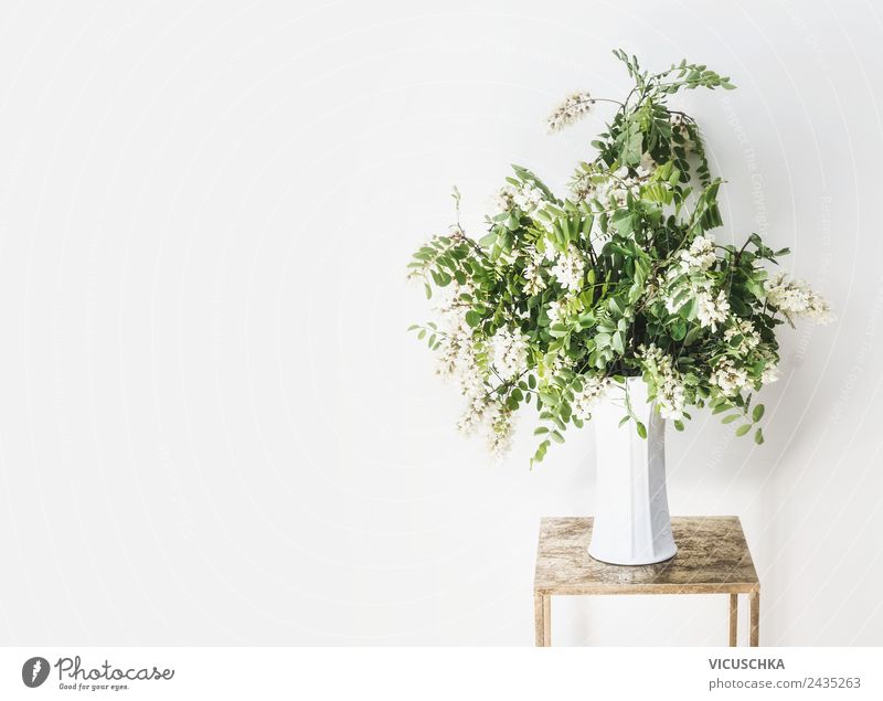 Blumenstrauß im Vase an weißen Wand Stil Design Leben Sommer Wohnung Haus einrichten Innenarchitektur Dekoration & Verzierung Möbel Tisch Natur Mauer einfach