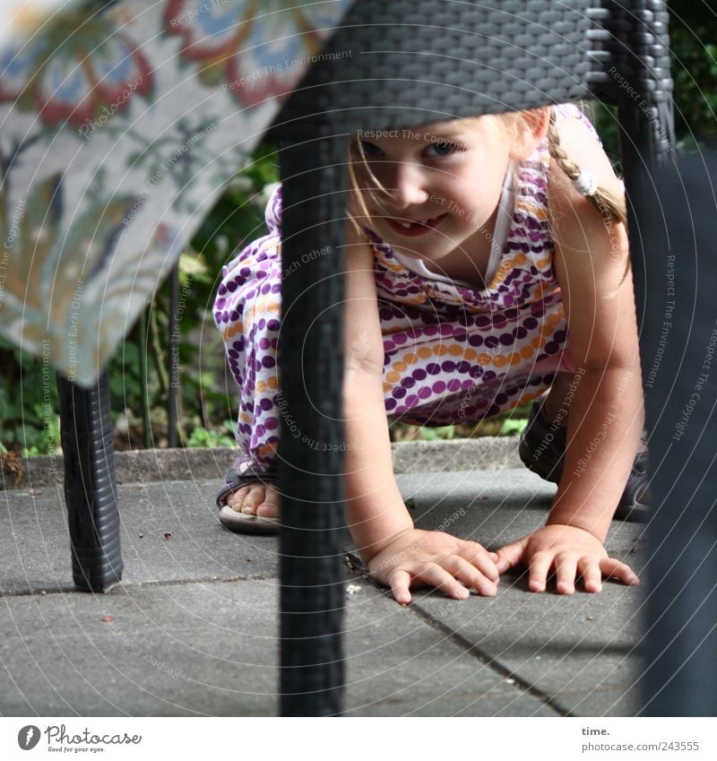 Undercover Freude Spielen Tisch Mensch Mädchen Auge Hand 1 1-3 Jahre Kleinkind blond beobachten hocken Tischbein aufstützen Farbfoto Gedeckte Farben