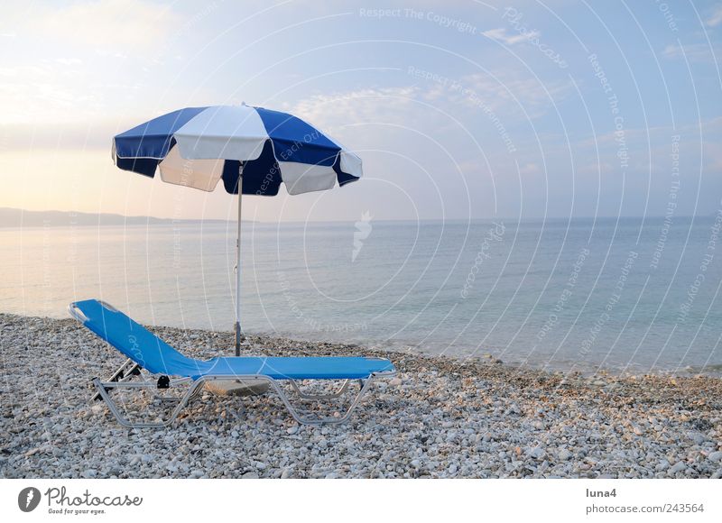 Liegeplatz ruhig Tourismus Sommer Sommerurlaub Strand Wasser Himmel Küste Meer Stein blau Einsamkeit Sonnenschirm Schirm Stuhl Mittelmeer Strandschirm sonnig