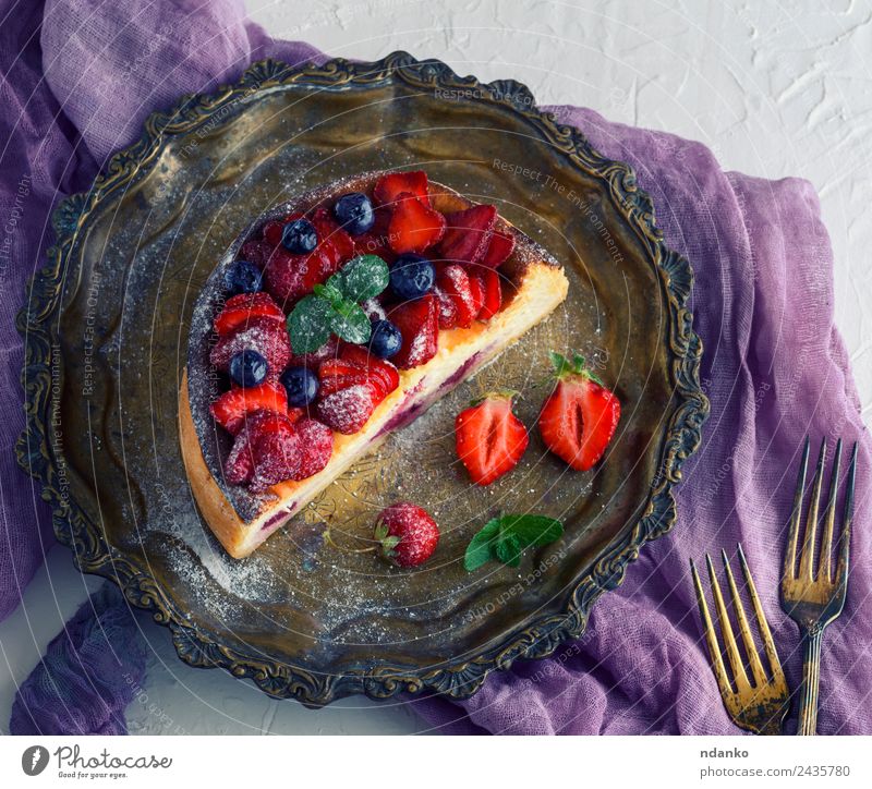 Käsekuchen aus Hüttenkäse Frucht Dessert Ernährung Teller Tisch Blatt frisch hell lecker grün rot weiß Farbe Erdbeeren Kuchen Beeren Lebensmittel Hintergrund