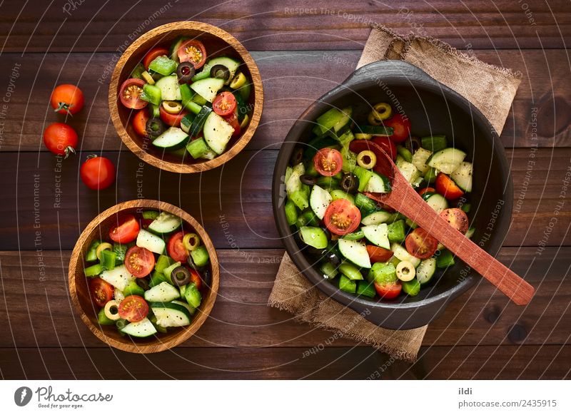 Frischer Salat Gemüse Salatbeilage Frucht Kräuter & Gewürze Vegetarische Ernährung frisch Lebensmittel roh Salatgurke Tomate Paprika oliv Oregano Basilikum