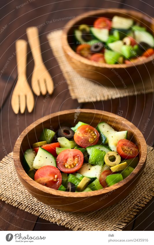 Frischer Salat Gemüse Salatbeilage Frucht Kräuter & Gewürze Vegetarische Ernährung frisch Lebensmittel roh Salatgurke Tomate Kirsche Paprika oliv Scheibe