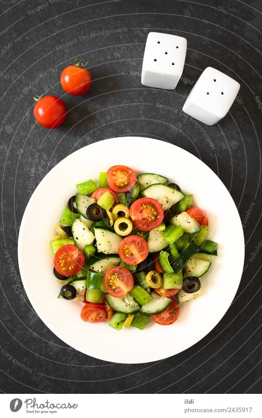 Frischer Salat Gemüse Salatbeilage Frucht Kräuter & Gewürze Vegetarische Ernährung frisch Lebensmittel roh Salatgurke Tomate Paprika oliv Scheibe Oregano
