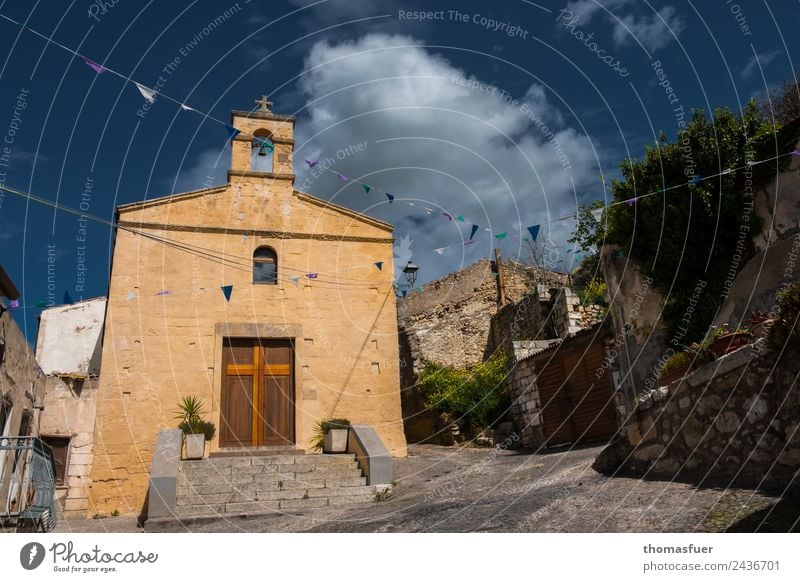 Kirche, Himmel, pittoreskes Dorf, Fähnchen Ferien & Urlaub & Reisen Tourismus Ausflug Feste & Feiern Sommer Schönes Wetter Baum Sedini Sardinien Italien