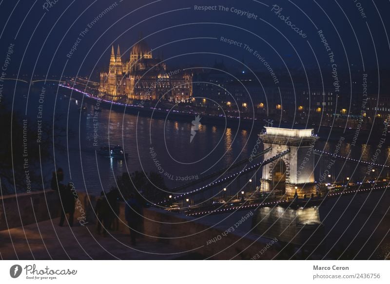 Tourist bei Nacht in der Donau in Budapest Ferien & Urlaub & Reisen Tourismus Architektur Landschaft Fluss Stadt Hauptstadt Skyline Brücke Gebäude
